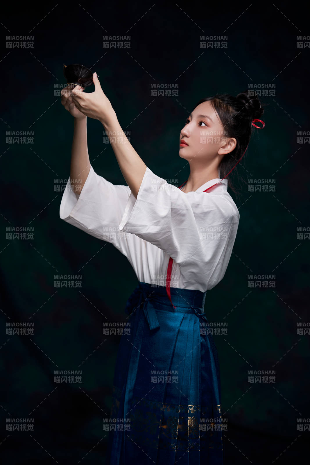 身穿明朝古装汉服的东方少女图片