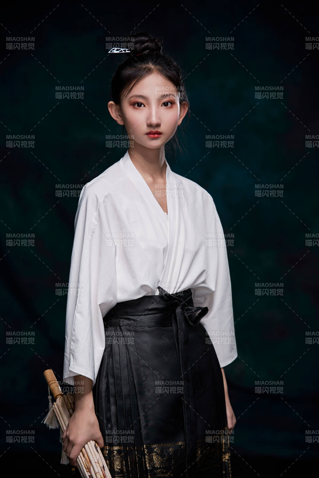 身穿明朝古装汉服的东方少女图片