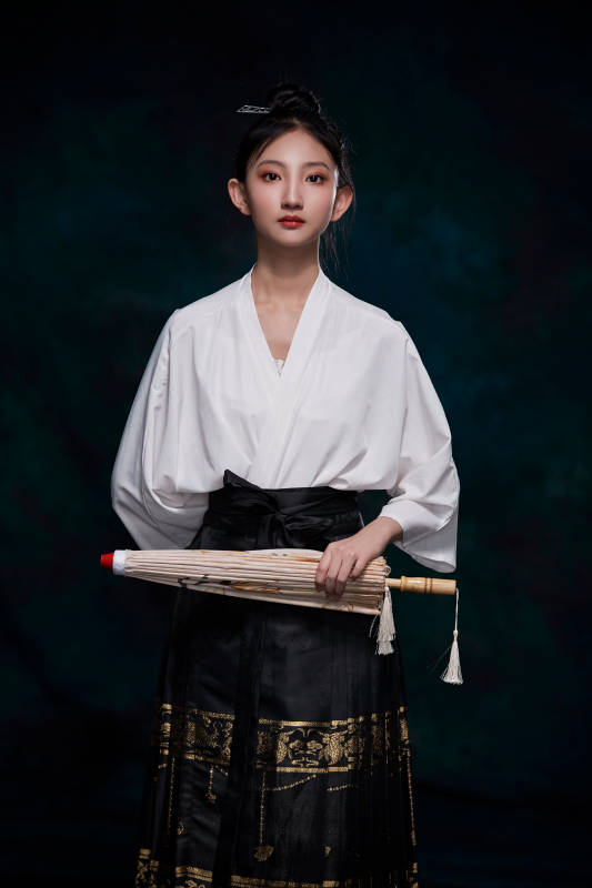 身穿明朝古装汉服的东方少女图片