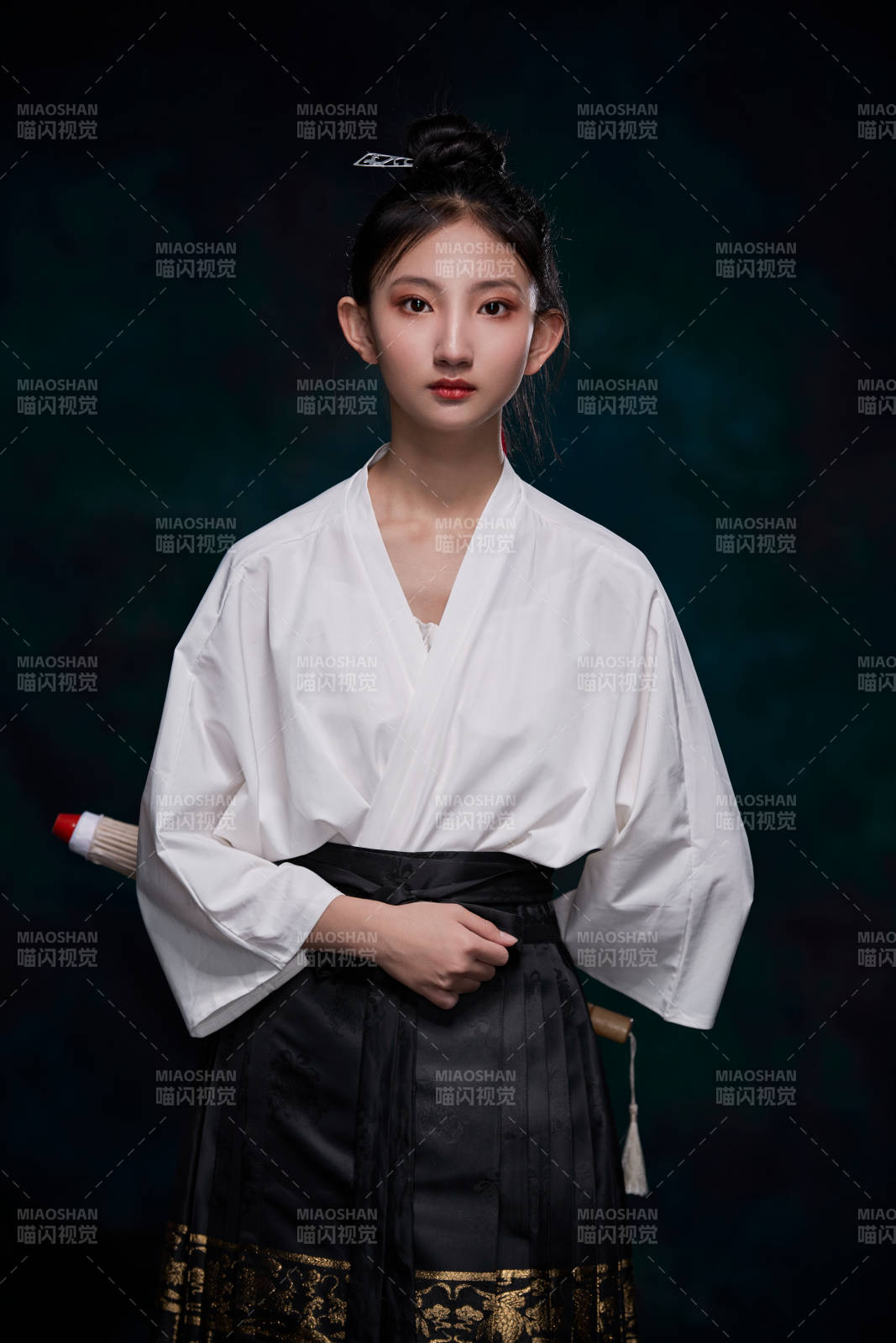 身穿明朝古装汉服的东方少女图片