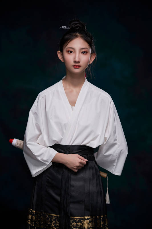 身穿明朝古装汉服的东方少女图片