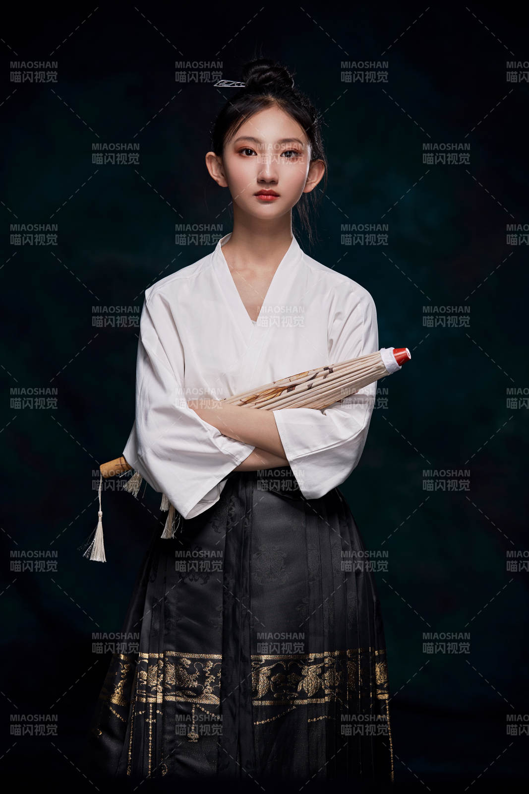 身穿明朝古装汉服的东方少女图片