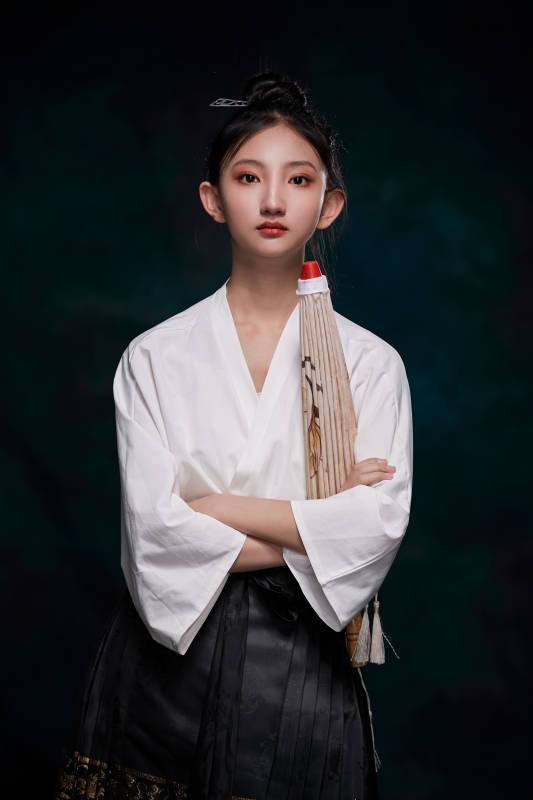 身穿明朝古装汉服的东方少女图片