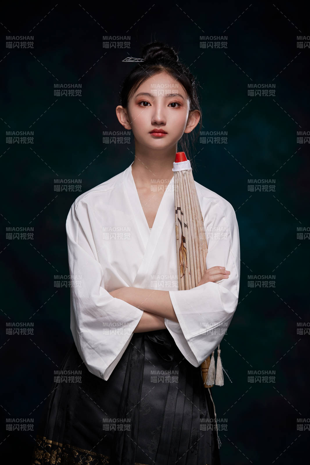 身穿明朝古装汉服的东方少女图片