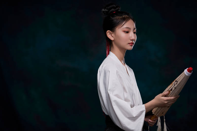 身穿明朝古装汉服的东方少女图片