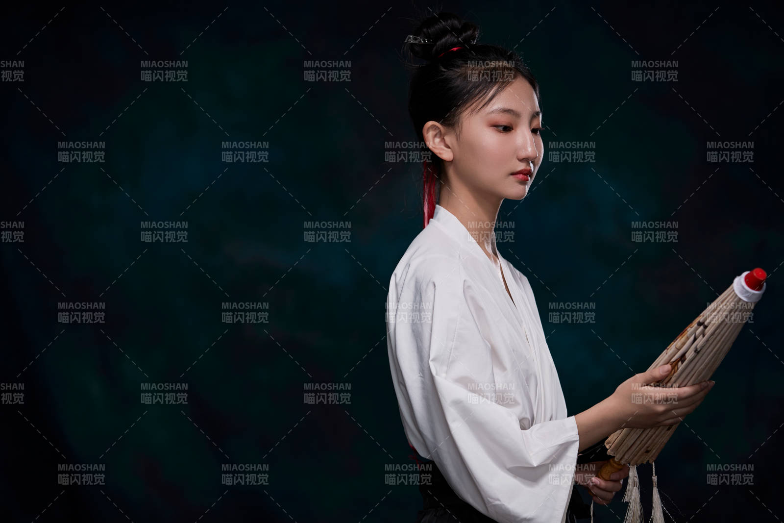 身穿明朝古装汉服的东方少女图片