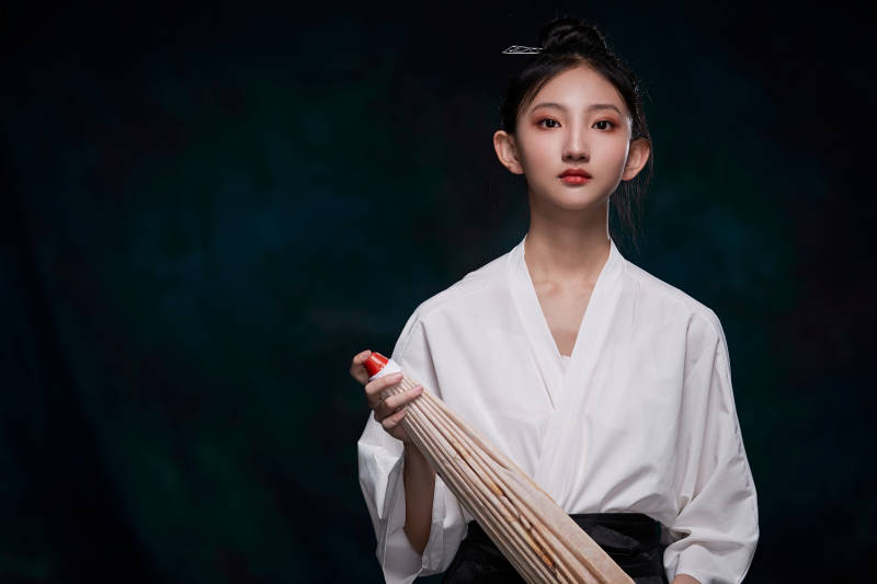 身穿明朝古装汉服的东方少女图片