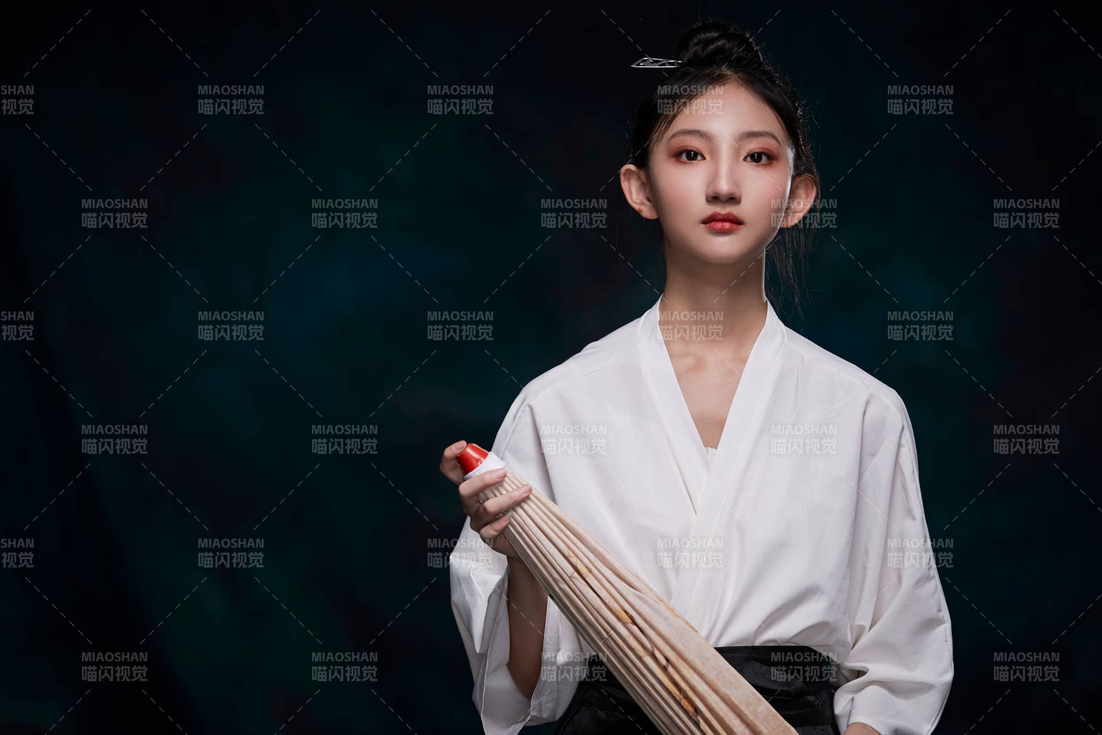 身穿明朝古装汉服的东方少女图片