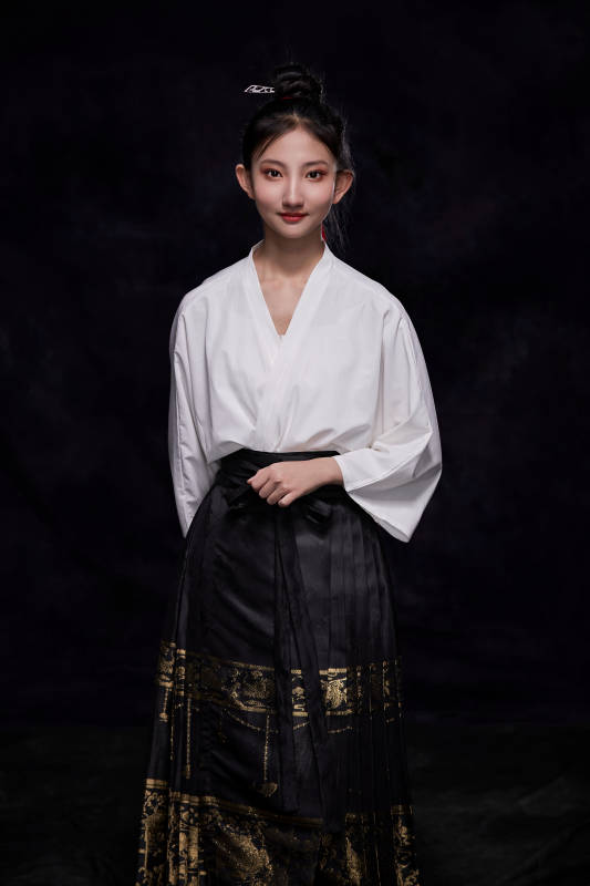 身穿明朝古装汉服的东方少女图片