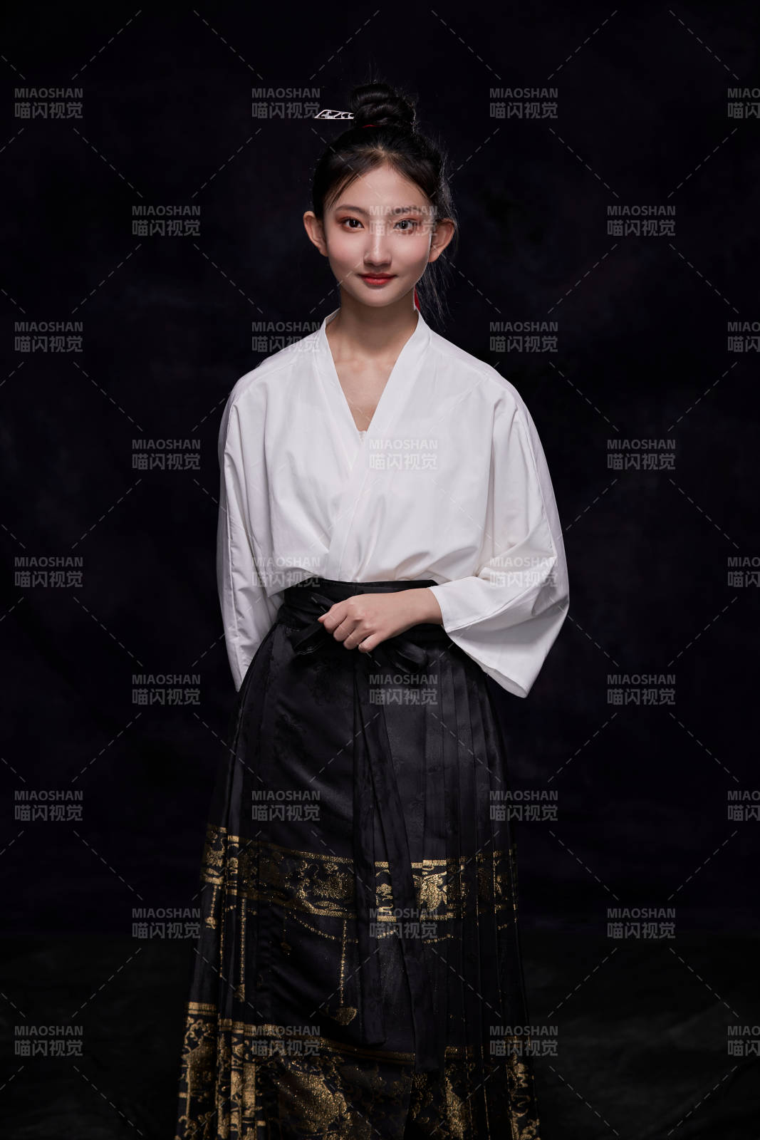 身穿明朝古装汉服的东方少女图片