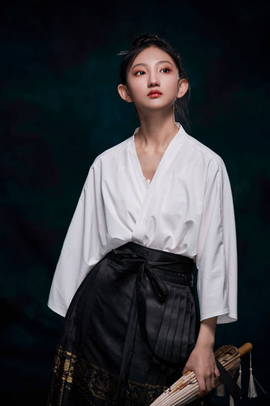 身穿明朝古装汉服的东方少女图片