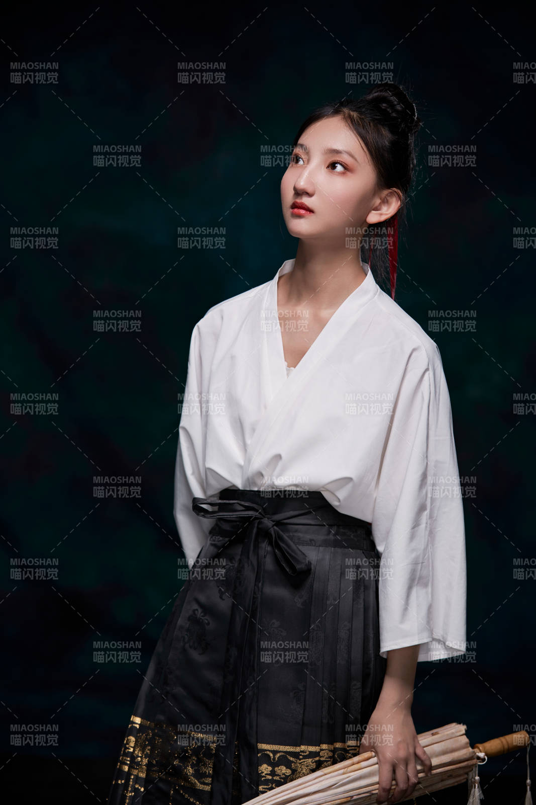 身穿明朝古装汉服的东方少女图片