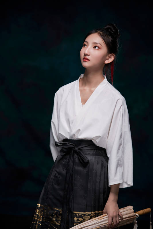 身穿明朝古装汉服的东方少女图片