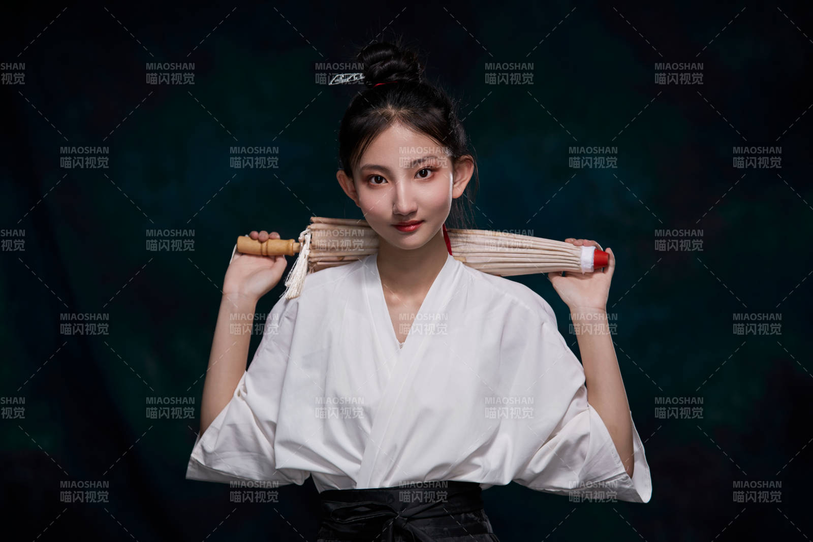 身穿明朝古装汉服的东方少女图片