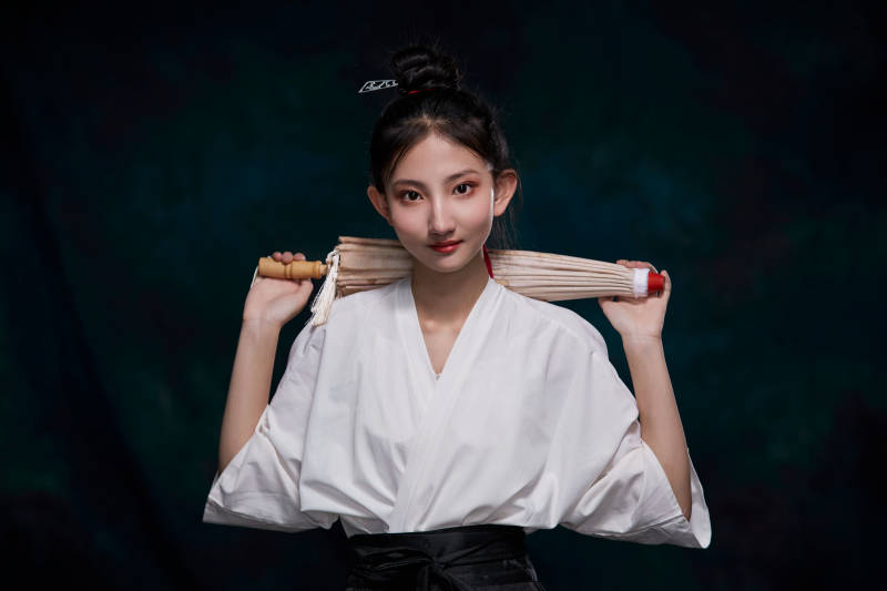 身穿明朝古装汉服的东方少女图片