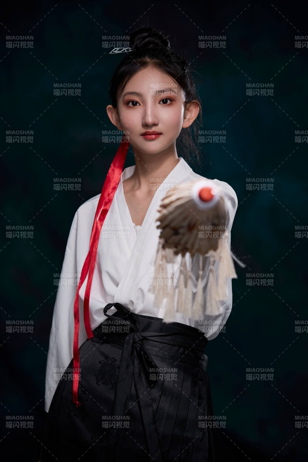 身穿明朝古装汉服的东方少女图片