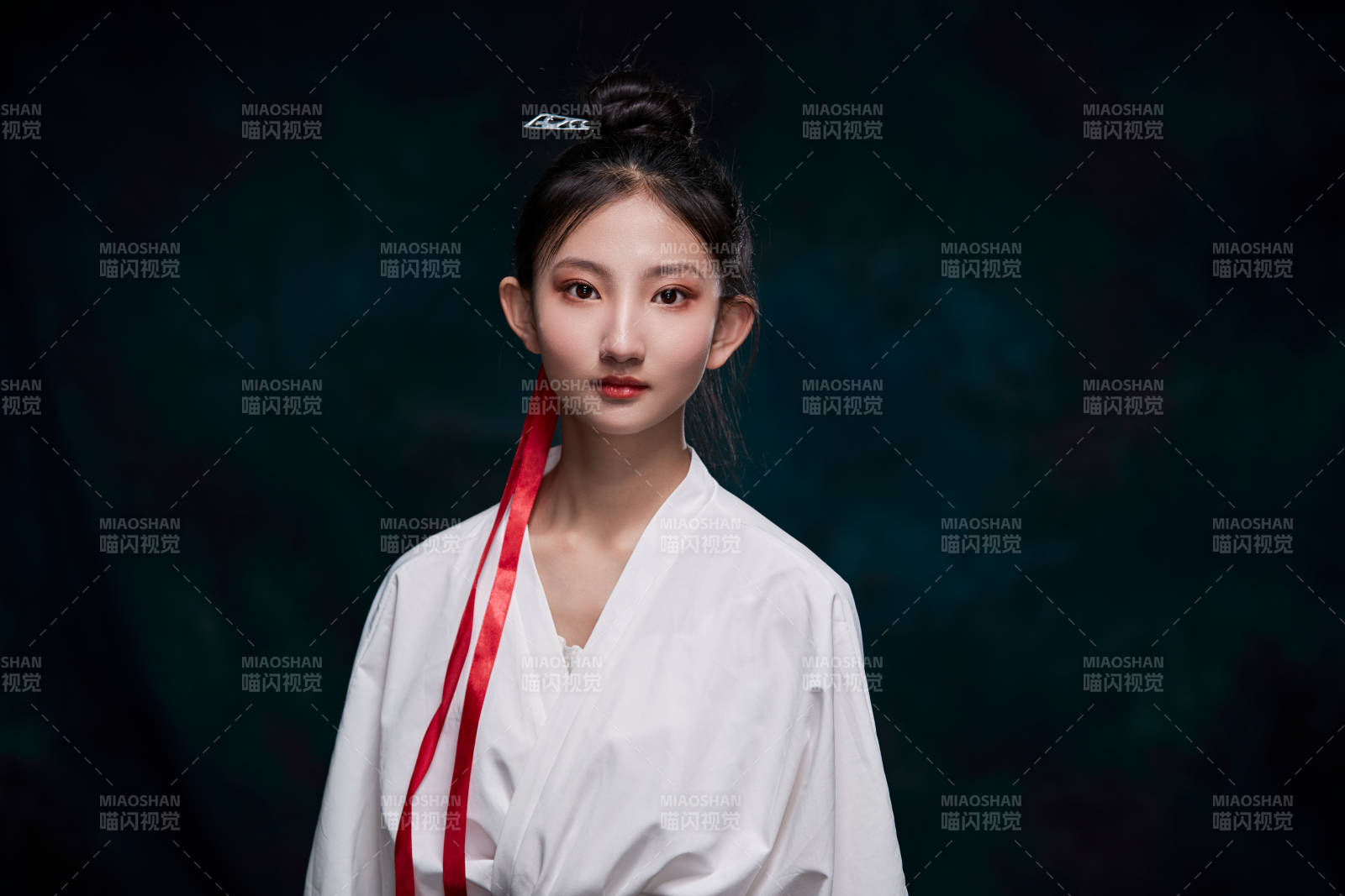 身穿明朝古装汉服的东方少女图片