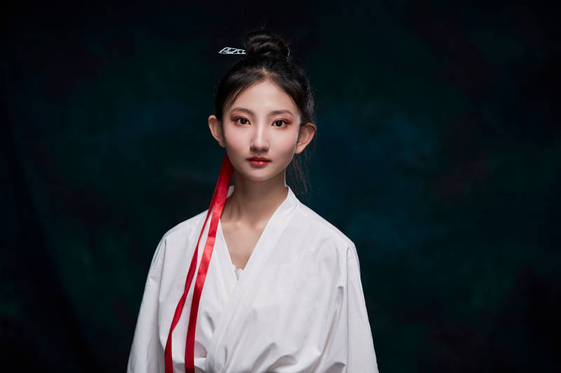 身穿明朝古装汉服的东方少女图片