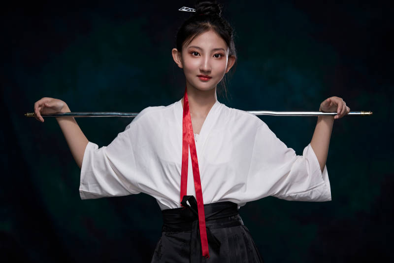 身穿明朝古装汉服的东方少女图片