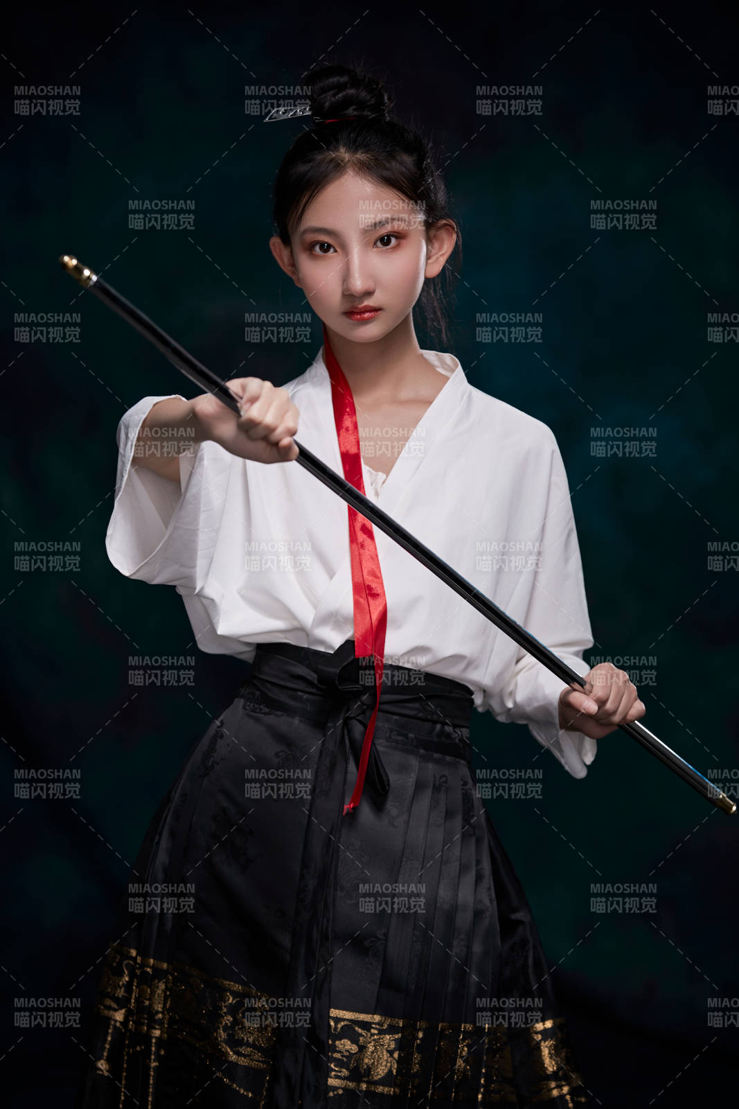 身穿明朝古装汉服的东方少女图片