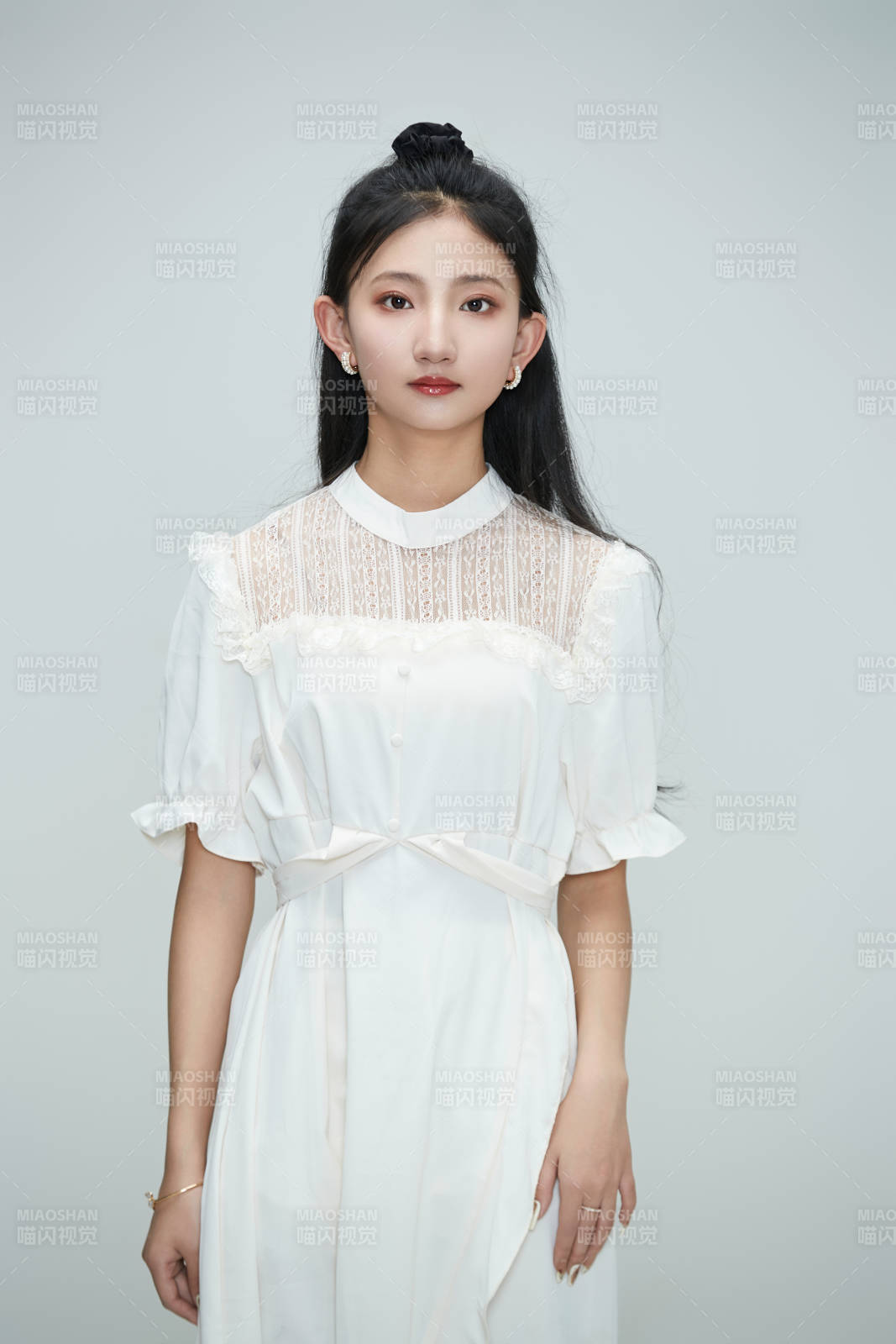 白色背景下身穿连衣裙的清纯少女图片