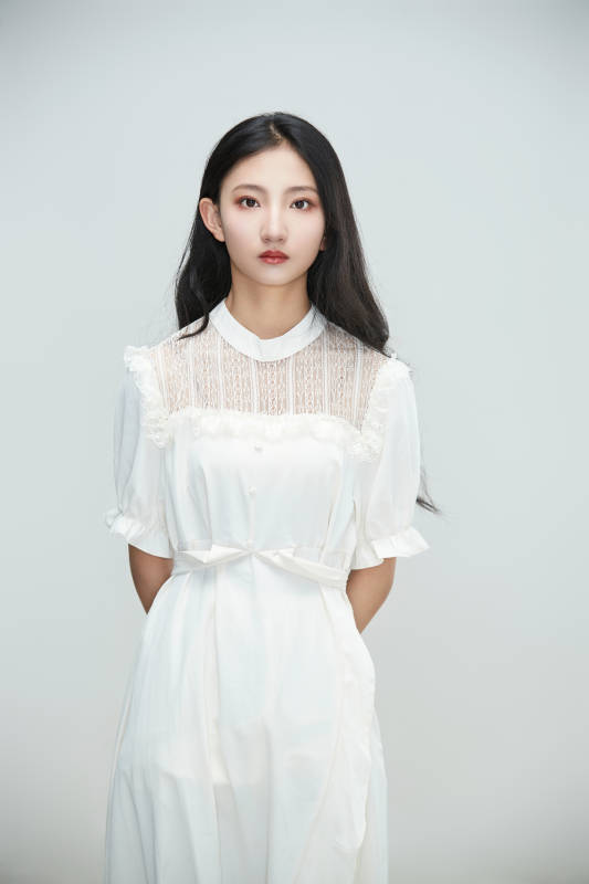 白色背景下身穿连衣裙的清纯少女图片