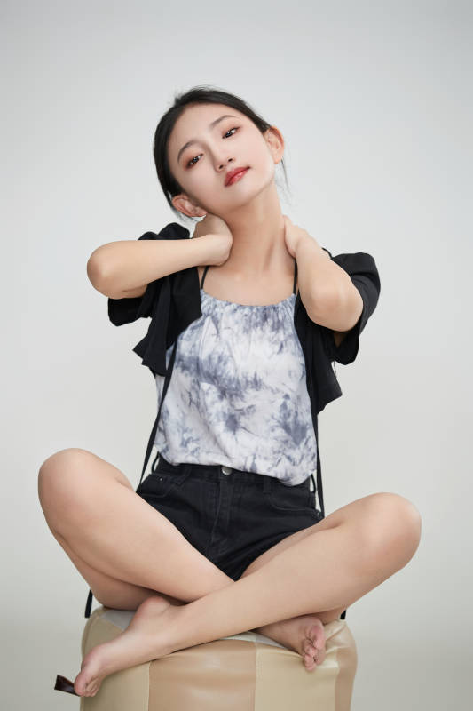 白色背景下做各种面部表情的可爱亚洲少女图片