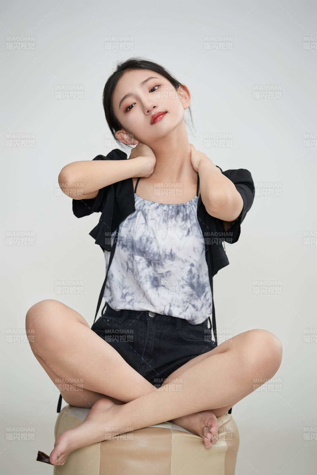 白色背景下做各种面部表情的可爱亚洲少女图片