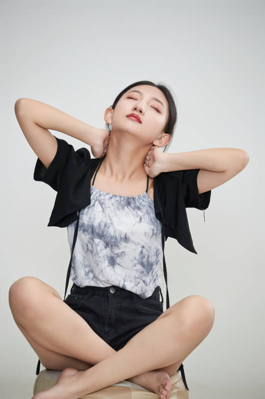 白色背景下做各种面部表情的可爱亚洲少女图片