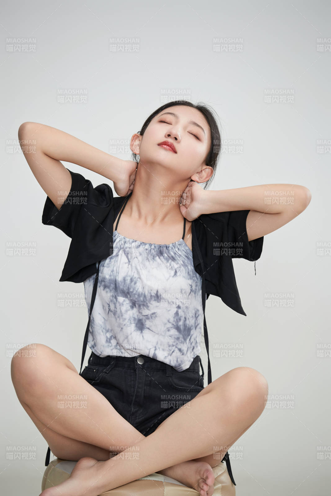 白色背景下做各种面部表情的可爱亚洲少女图片