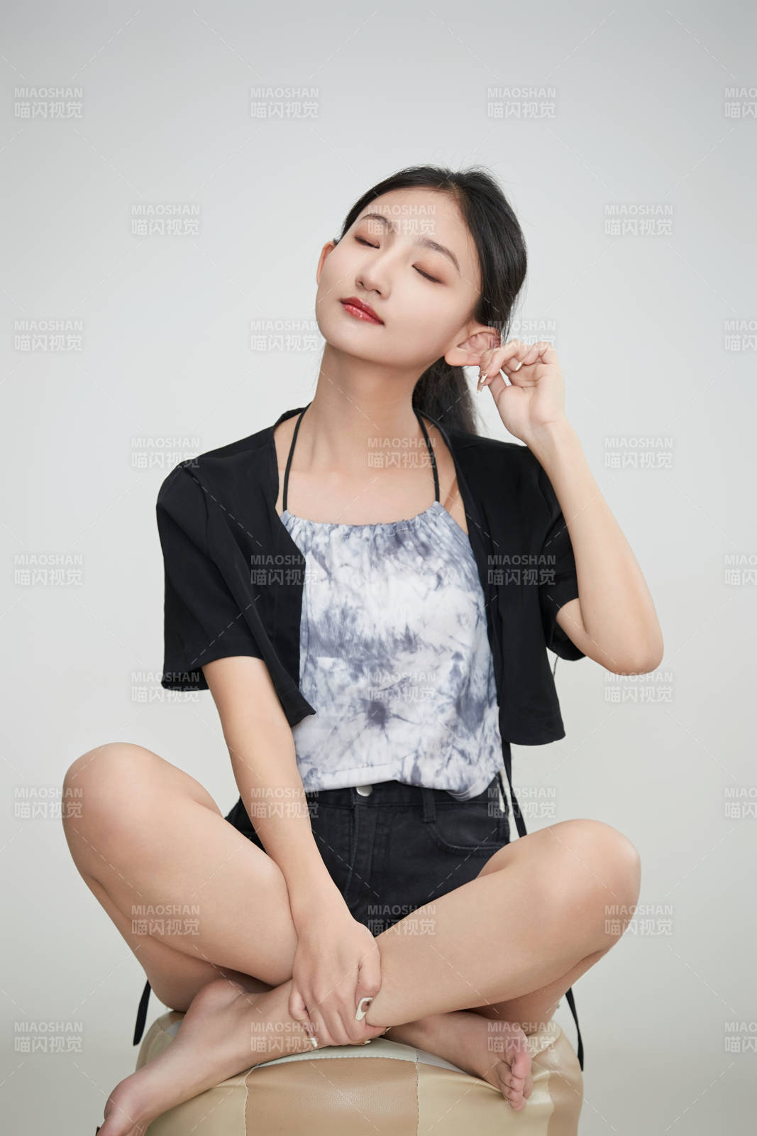 白色背景下做各种面部表情的可爱亚洲少女图片