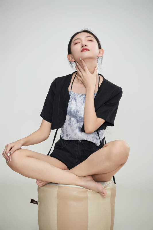 白色背景下做各种面部表情的可爱亚洲少女图片