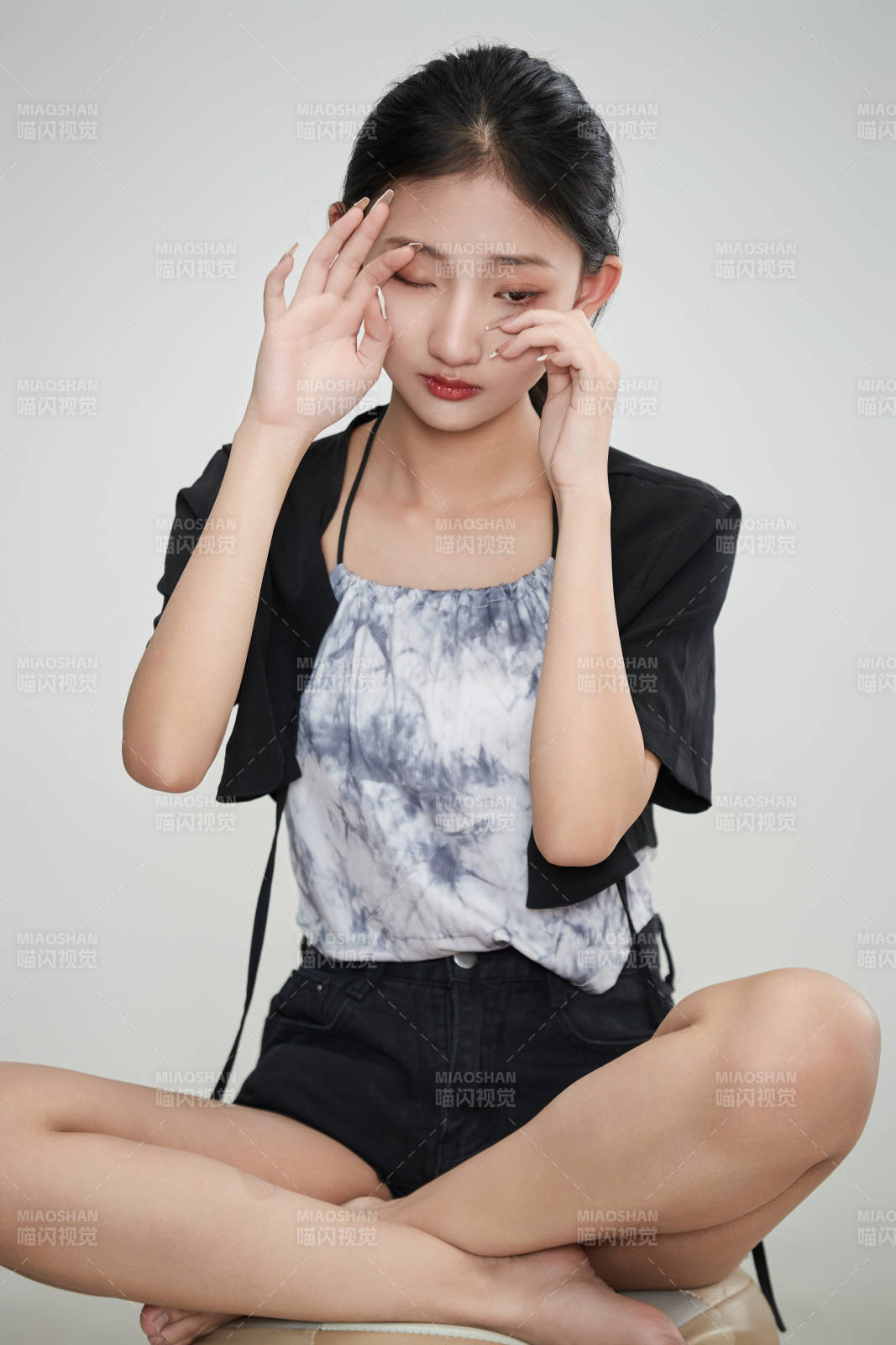 白色背景下做各种面部表情的可爱亚洲少女图片