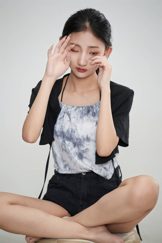 白色背景下做各种面部表情的可爱亚洲少女图片