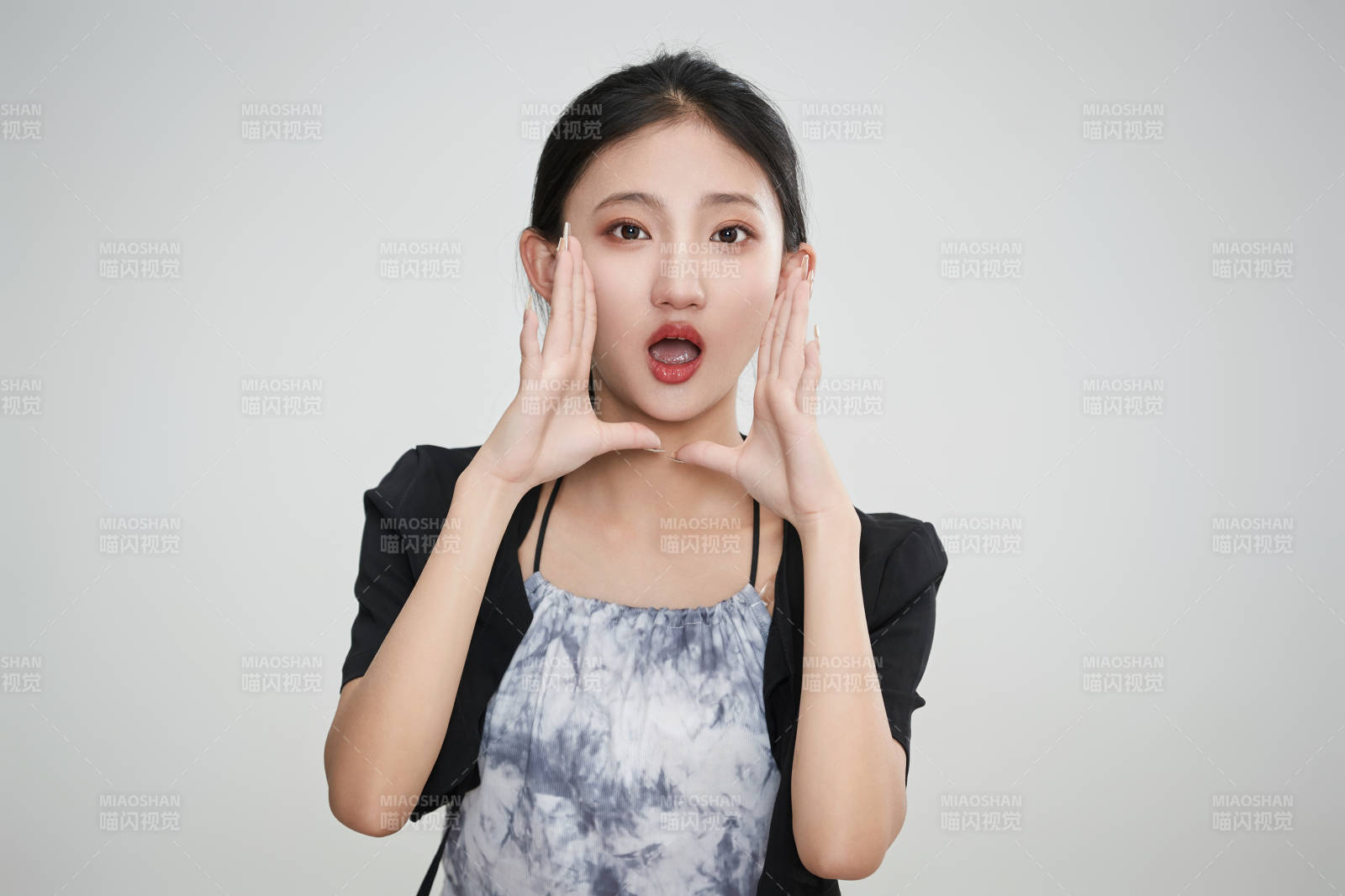 白色背景下做各种面部表情的可爱亚洲少女图片