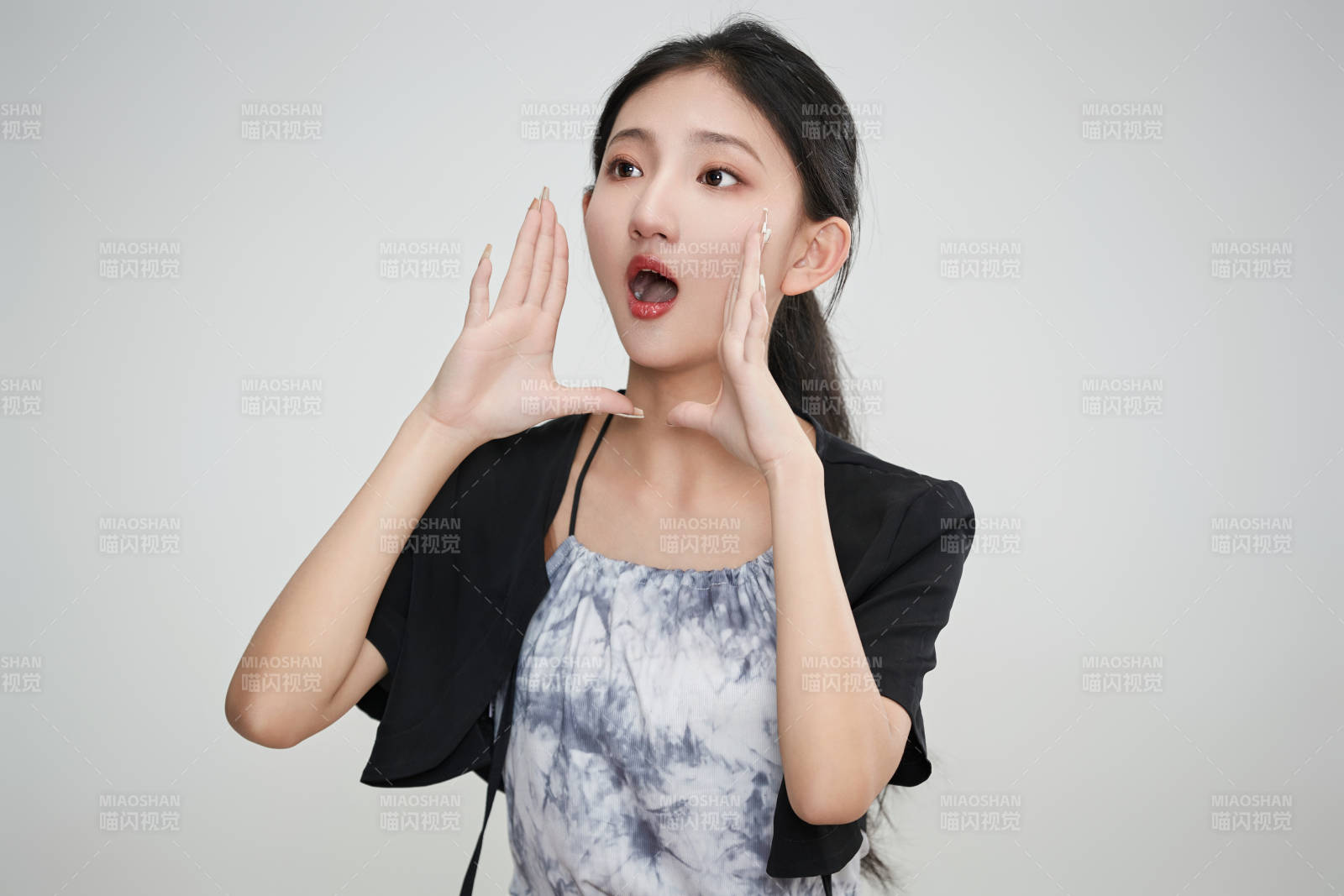 白色背景下做各种面部表情的可爱亚洲少女图片