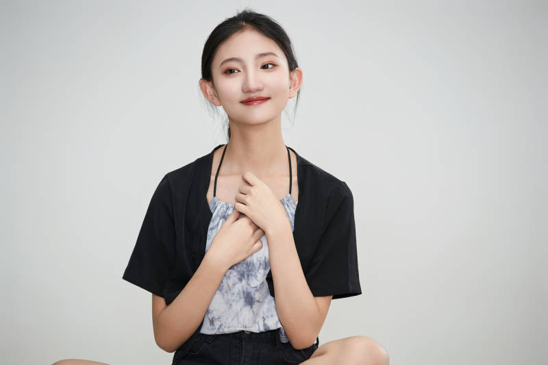 白色背景下做各种面部表情的可爱亚洲少女图片