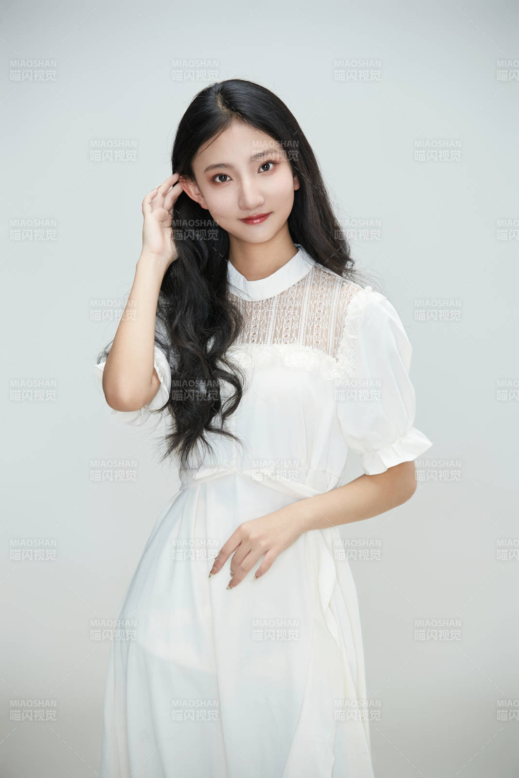 白色背景下身穿连衣裙的清纯少女图片