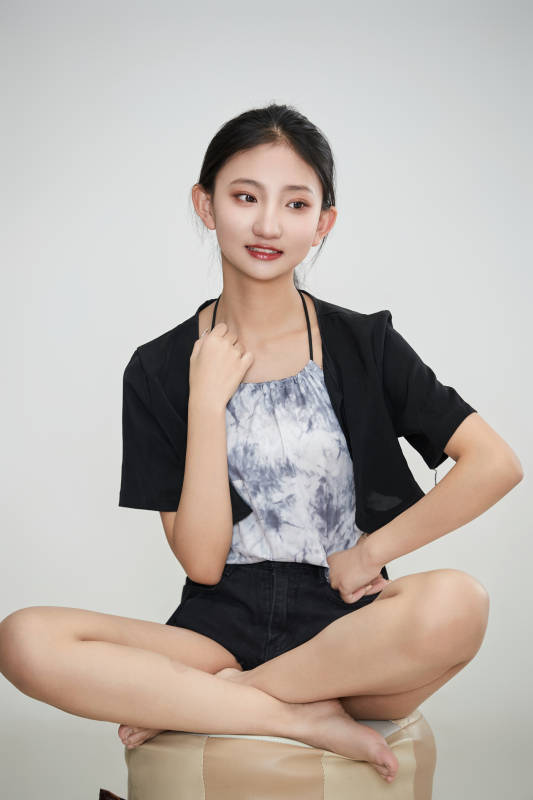 白色背景下做各种面部表情的可爱亚洲少女图片