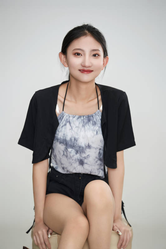 白色背景下做各种面部表情的可爱亚洲少女图片