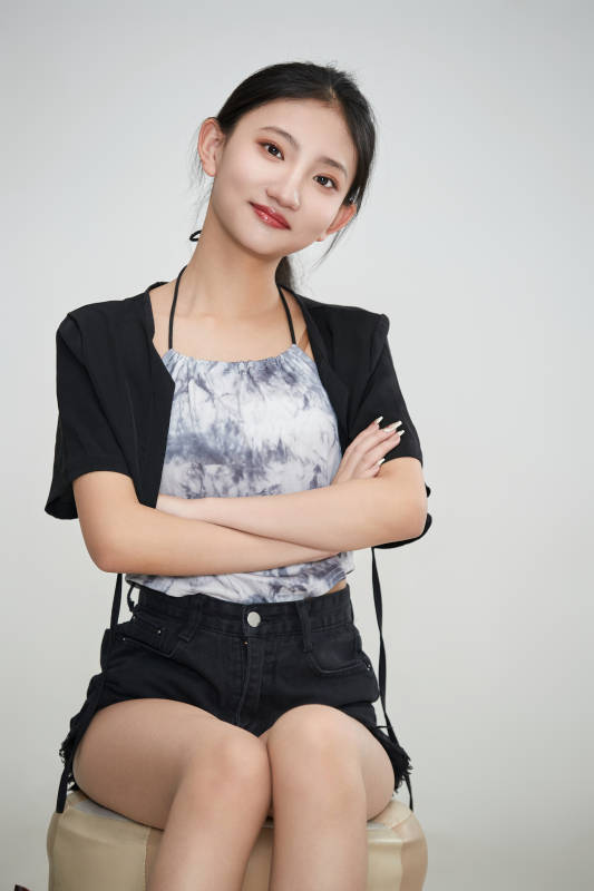 白色背景下做各种面部表情的可爱亚洲少女图片