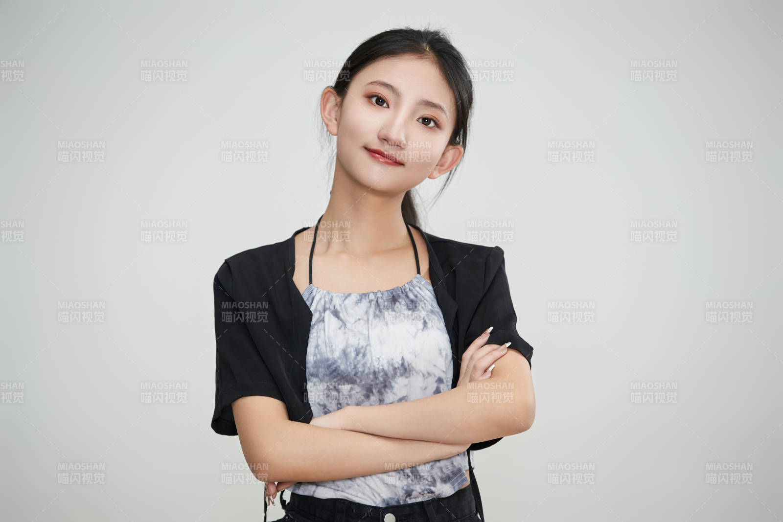 白色背景下做各种面部表情的可爱亚洲少女图片