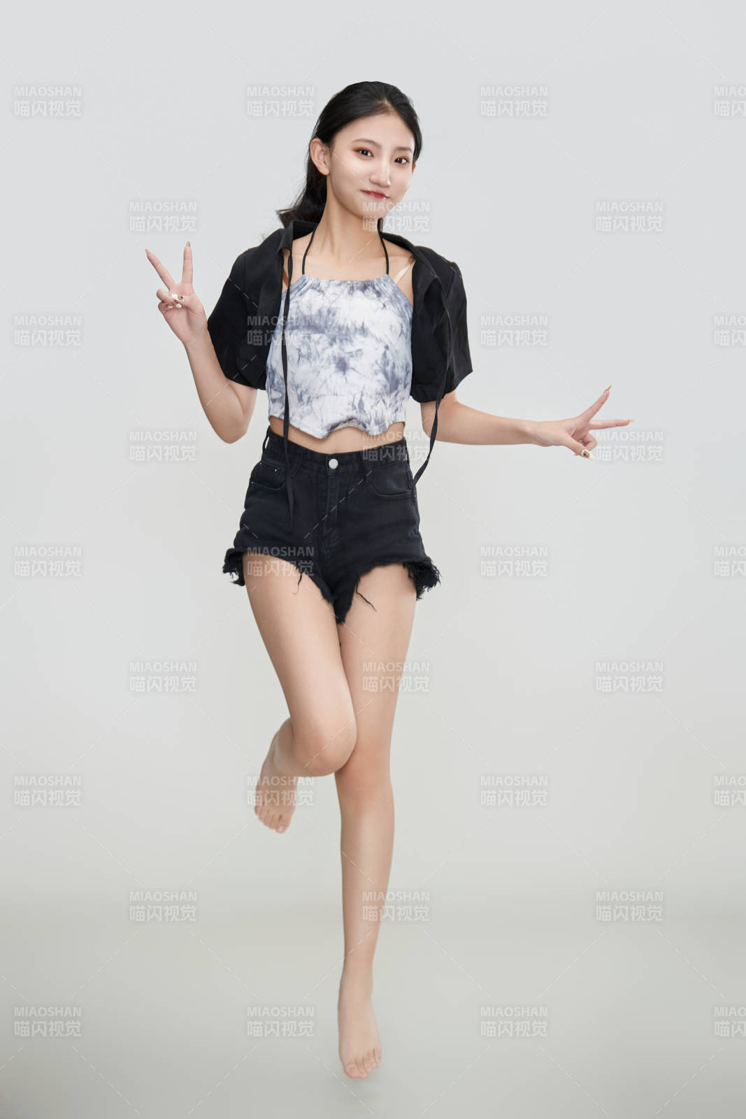 白色背景下腾空跳跃的可爱亚洲少女图片