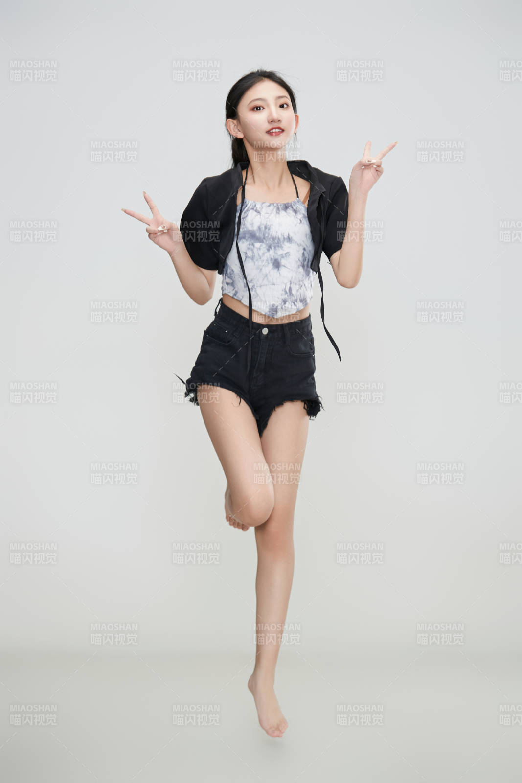 白色背景下腾空跳跃的可爱亚洲少女图片