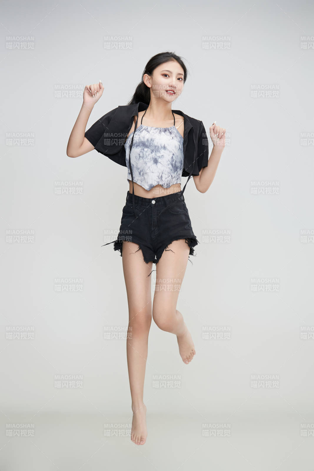 白色背景下腾空跳跃的可爱亚洲少女图片