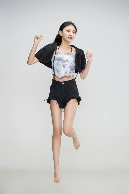 白色背景下腾空跳跃的可爱亚洲少女图片