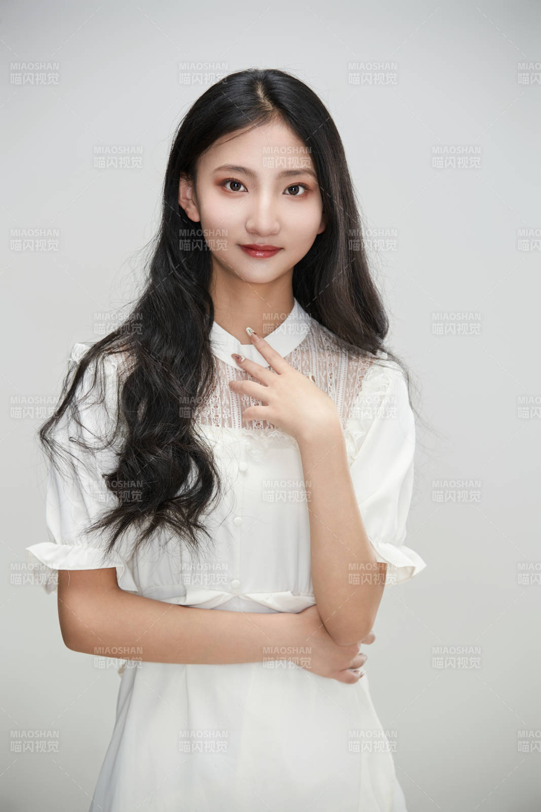 白色背景下身穿连衣裙的清纯少女图片