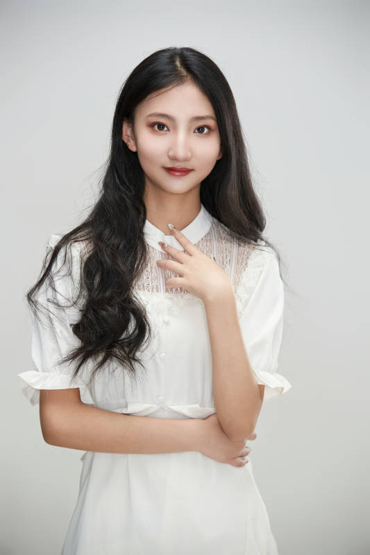 白色背景下身穿连衣裙的清纯少女图片