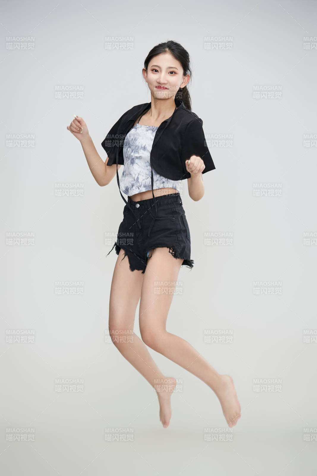 白色背景下腾空跳跃的可爱亚洲少女图片