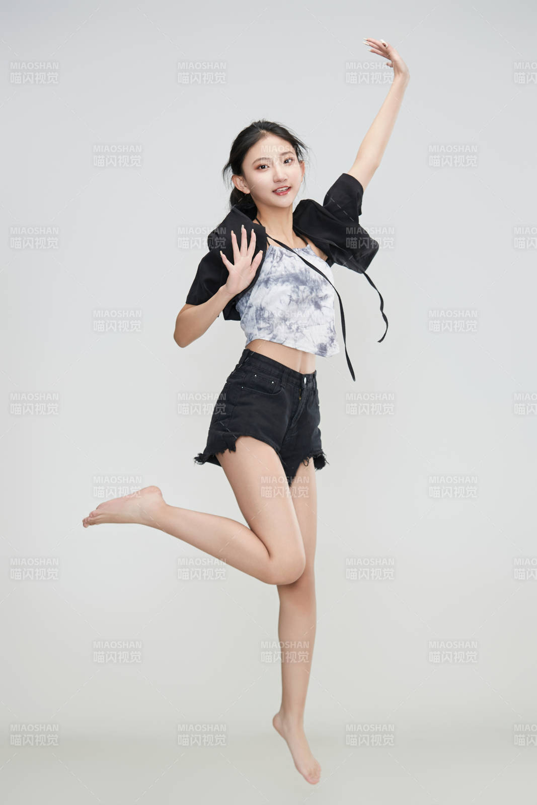 白色背景下腾空跳跃的可爱亚洲少女图片